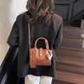Vintage braune Beuteltasche aus Wachsleder mit dekorativem Seidentuch und Metallschloss - Braun