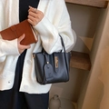Schicke schwarze Bucket-Bag aus genarbtem Leder mit Metallschnalle und Griff - Schwarz