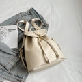 Zaino da donna in pelle PU bianco crema con dettagli dorati e chiusura a coulisse - Bianco Sporco