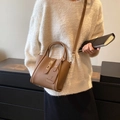 Braune Mini-Tragetasche aus genarbtem Leder mit Umhängeriemen und Anhänger für Damen - Braun