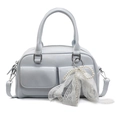 Bolso Boston de cuero sintético azul claro con lazo de encaje de perlas y aros plateados - Azul