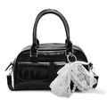 Bolso Boston negro brillante con colgante de lazo de encaje y perlas y bolsillos - Negro