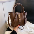Braune Beuteltasche mit Litschi-Muster, goldener Schnalle und verstellbarem Riemen - Braun