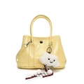 Elegante borsa a secchiello giallo chiaro lucido con ciondolo a nuvola e tracolla - Con Ciondolo / Giallo