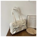 Detalle de bolso tote blanco brillante con dos bolsillos frontales y lazos plateados - Blanco Roto