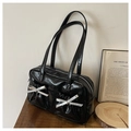 Detalle del bolso de hombro negro brillante con lazos plateados y bolsillos plisados - Negro