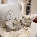 Chique beige lederen handtassen in twee maten met vintage draaisluiting en schouderriem - Klein / Grijs