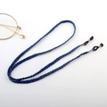Dettaglio del cordino per occhiali intrecciato blu navy con fermo in metallo e gomma - Blu