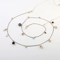 Chaîne à lunettes dorée avec perles en cristal et breloques étoiles sur fond blanc - Or (Pendentifs multi-éléments)