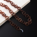 Détail d'une chaîne de lunettes en acrylique écaillé avec embouts en silicone - Style Brun Ambre (2)