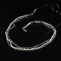 Elegante catenella per occhiali multistrato con perle e nappe in metallo su nero - Stile Catena Multistrato con Perle e Pelle