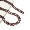 Detailansicht der mattbraunen Brillenlkette aus Acryl mit Silikon-Befestigungsschlaufen - Braun