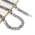 Detailansicht einer matt-silbernen Acryl-Brillenkette mit klaren Silikon-Schlaufenenden - Silber