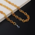 Detalle de cadena para gafas de acrílico ámbar con bucles de silicona antideslizantes - Estilo Ámbar Translúcido (1)