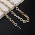 Detalle de cadena para gafas en acrílico ámbar y crema con lazos de silicona - Estilo Entrelazado Blanco Ámbar (2)