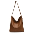 Große braune Leder-Schultertasche mit verstellbarem Riemen und Hobo-Stil für Damen - Braun