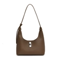 Borsa minimalista in pelle a grana litchi marrone scuro con fibbia d'argento - Grigio Fango