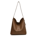 Minimalistische dunkelbraune Hobo-Tasche mit weicher Kunstleder-Textur für Winter 2024 - Sandfarben