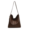 Minimalistische dunkelbraune Hobo-Schultertasche in hochwertiger Retro-Kunstlederoptik - Braun