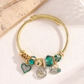 Brazalete ajustable dorado con colgantes de corazón verde, trébol y cristales - Estilo de Candado de Corazón Verde (80519502)