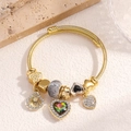 Detalle de pulsera trenzada dorada con piedra de corazón y colgante de concha fina - Estilo de Corazón Colorido Rosa (80522502)