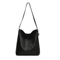 Minimalistische schwarze Shopper-Tasche aus Kunstleder mit vertikalen Nähten - Schwarz