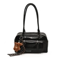 Sac Boston noir en cuir verni brillant avec longues anses et charmant ours en peluche - Avec Pendentif / Noir