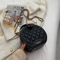 Borsa a tracolla tonda nera trapuntata con catena dorata e cuciture a diamante - Nero