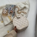 Borsa rotonda bianca trapuntata con tracolla a catena dorata e scritte eleganti del marchio - Bianco Sporco