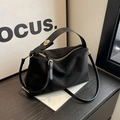 Borsa sottobraccio retrò in pelle nera opaca con dettagli dorati e doppia tracolla - Nero