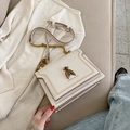 Borsa a tracolla beige con fibbia ape dorata e tracolla in catena metallica - Bianco