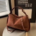 Borsa hobo vintage marrone scuro scamosciata con finiture dorate e tracolla sottile - caffè
