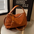 Borsa sottobraccio in pelle scamosciata marrone caramello con tracolla e fibbia dorata - Marrone