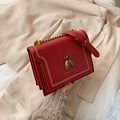 Borsa a tracolla rossa con cuciture a contrasto, ape dorata e catenina - Rosso