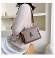 Borsa a tracolla kaki vintage con stemma ad ape dorata e catena in pelle dorata - Cachi