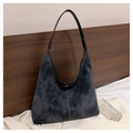 Große schwarze matte Hobo-Schultertasche mit markanten weißen Kontrastnähten im Detail - Schwarz