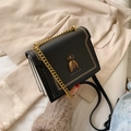 Borsa a spalla vintage in pelle nera con ape dorata e tracolla a catena spessa - Nero
