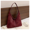 Retro burgunderrote Eimer-Tasche aus Mattleder mit weißen Kontrastnähten und breitem Gurt - Rot
