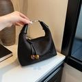Bolso de hombro negro de estilo chino con bordado floral y colgante de ámbar - Negro