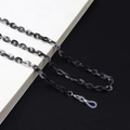 Detalle de cadena para gafas en resina jaspeada con mosquetones y aros de silicona - Negro Degradado