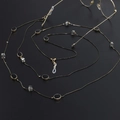 Goudkleurige brillenketting met zwarte ovale kralen en kristallen details - Zwarte Ovale Kristalstijl (GL869)