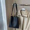 Minimalistische schwarze Beuteltasche aus genarbtem Leder mit breitem Schultergurt - Schwarz