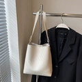 Minimalistische beige Beuteltasche aus genarbtem Leder mit goldenen Beschlägen - Weiß