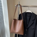 Braune Eimer-Tasche aus Leder mit Lychee-Narbung und verstellbarem Schultergurt - Kaffeebraun