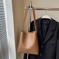 Minimalistische braune Schulter-Beuteltasche aus Leder mit verstellbarem Riemen für Damen - Braun