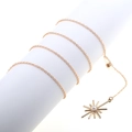 Catena per occhiali dorata con ciondolo a stella e perle bianche su supporto moderno - Oro