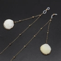 Cadena dorada para gafas con conchas blancas naturales y cuentas sobre fondo negro - Estilo de Concha Con Cuentas / Dorado