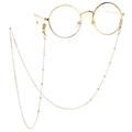 Elegante catena per occhiali dorata con perle e occhiali rotondi su sfondo bianco - Set di occhiali con montatura tonda dorata e catenina di perle (GL099)