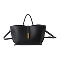 Sac à main noir en cuir litchi avec boucle dorée et bandoulière réglable sur fond blanc - Noir (Cuir PU Souple Grain Litchi)