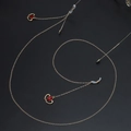 Catena per occhiali dorata con ciondoli a cuore in rubino e anelli in silicone antiscivolo - Stile ciondolo a corona con cuore traforato dorato e gema rossa (GL704)